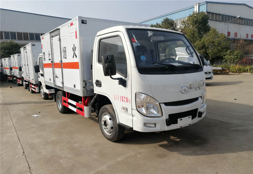 躍進(jìn)藍(lán)牌危險品運(yùn)輸車
